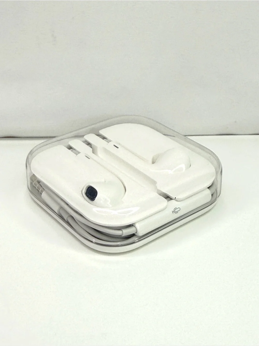 Apple White Wired Earbud Headphones with 3.5mm Jack
